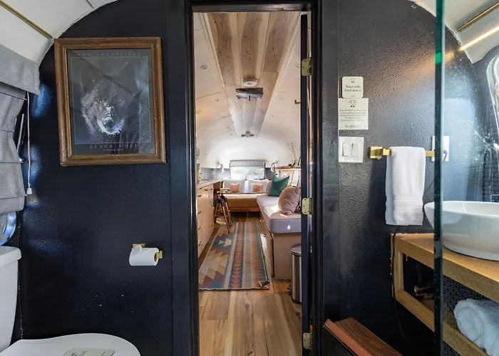 Silver Bullet Airstream, El Mistico Glamping Ranch