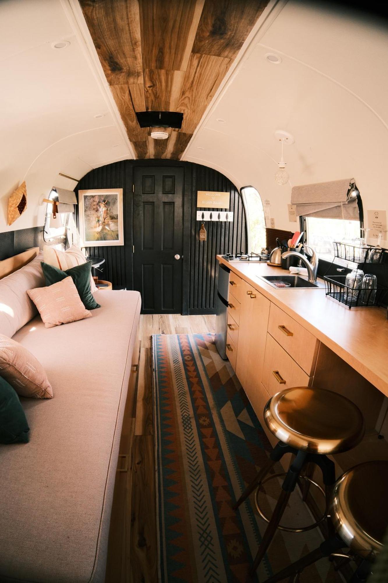 Silver Bullet Airstream, El Mistico Glamping Ranch
