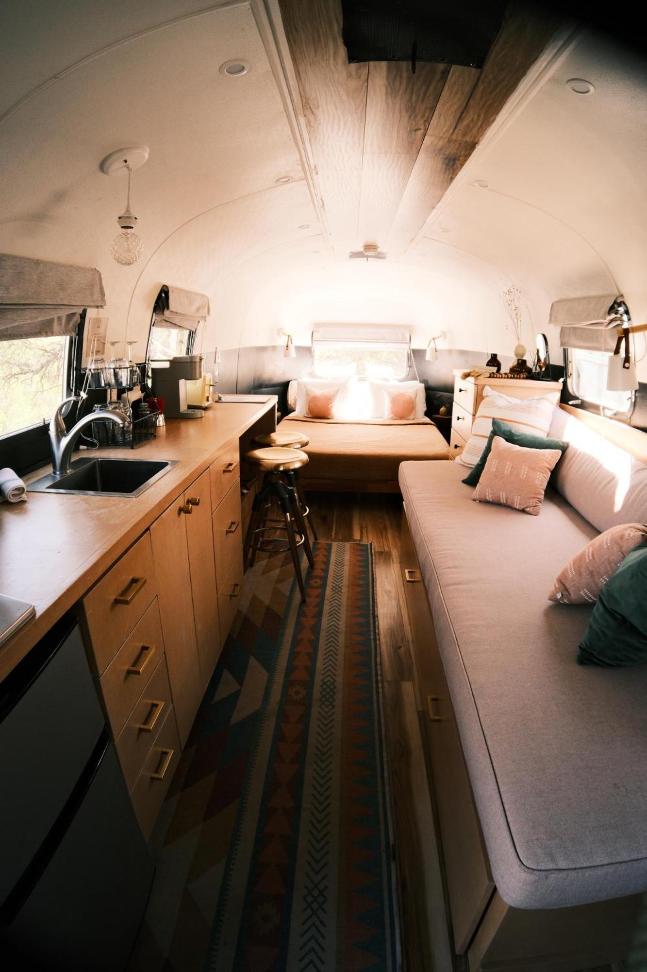 Silver Bullet Airstream, El Mistico Glamping Ranch