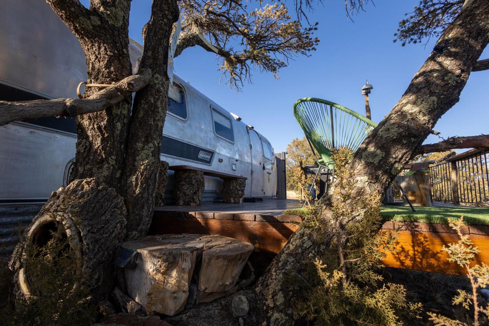Silver Bullet Airstream, El Mistico Glamping Ranch