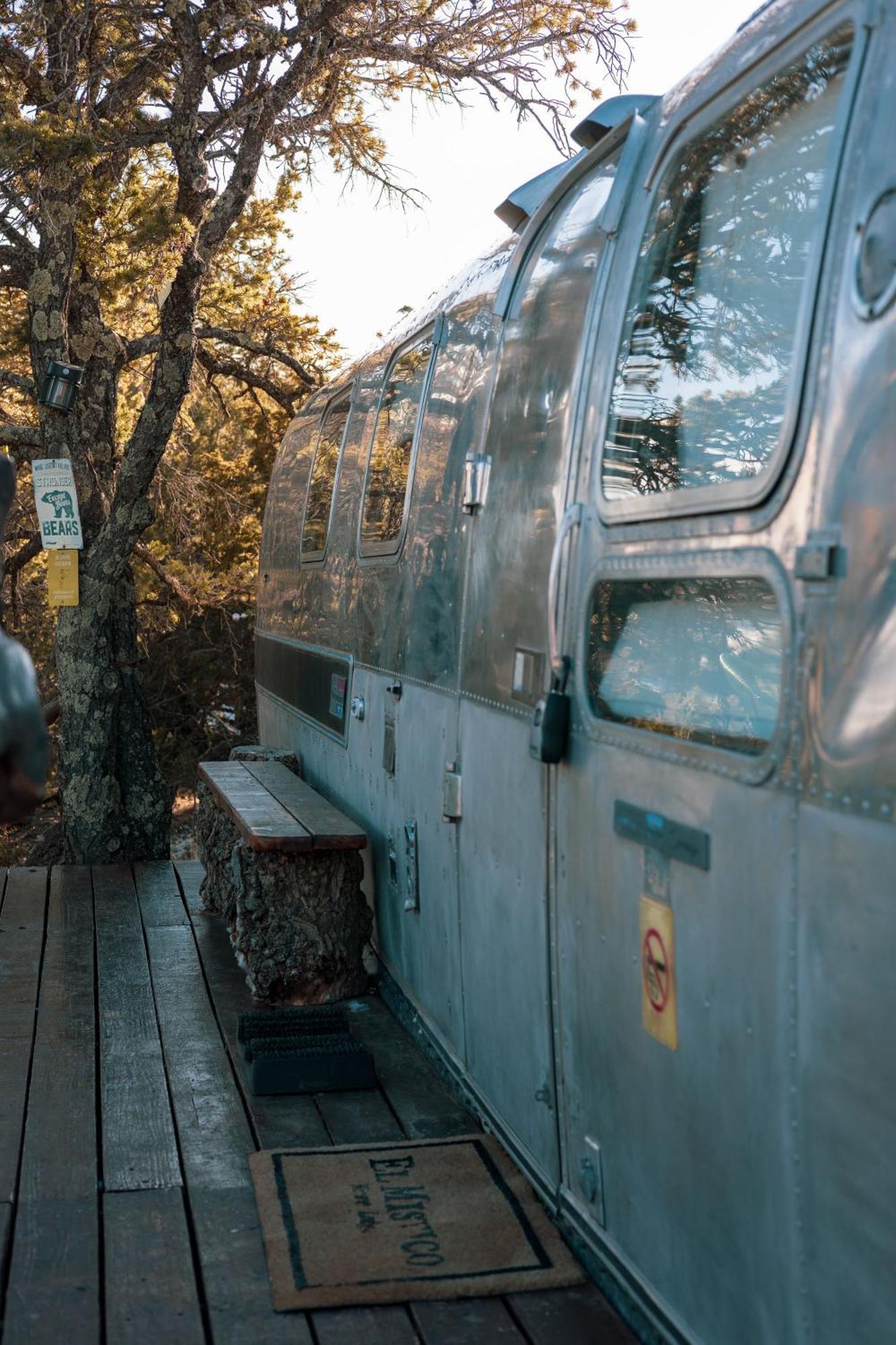 Silver Bullet Airstream, El Mistico Glamping Ranch Holiday home Nogal